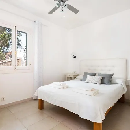 Sleeps 8 With Pool And Air Con *
