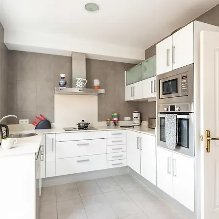 Sleeps 8 With Pool And Air Con